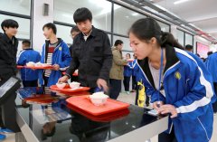 学校食堂的神奇餐具